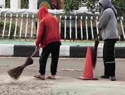 Gerak Cepat, DLH Palangka Raya Bersihkan Batu Split yang Berserakan di Bundaran Burung