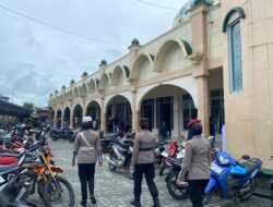 Polwan Polres Seruyan Melaksanakan Pengamanan Masjid Saat Sholat Jumat