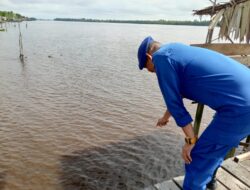 PERSONIL SAT POLAIRUD MELAKSANAKAN GIAT CEK DEBIT AIR MENGANTISIPASI TERJADINYA LUAPAN AIR SUNGAI DAN DILANJUTKAN GIAT SAMBANG MASYARAKAT MENINGKATKAN KAMTIBMAS