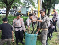 Personel Polres Seruyan Bersama Instansi Terkait Laksanakan Kegiatan Pembersihan Parit dan Lingkungan