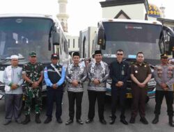 Kepala Kantor Kementerian Agama Pulang Pisau H. Kusnan Fathudin Dampingi Keberangkatan Jamaah Haji