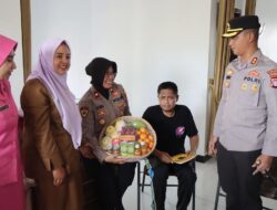 Wujud Perhatian, Kapolres Katingan Jenguk Personel yang Sedang Sakit