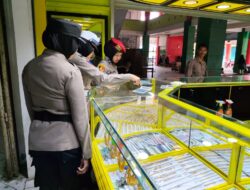 Polwan Polres Seruyan Tebar Rasa Aman di Tengah Masyarakat Melalui Patroli Humanis