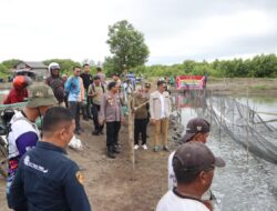 Kapolres Seruyan Bersama Alumni dan Mahasiswa STIK-PTIK Panen Bandeng dan Serahkan Bibit Buah di Desa Sungai Undang