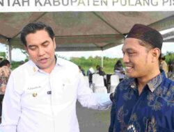 Wabup Pulang Pisau Ahmad Jayadikarta Menyerahkan Sapi Kurban Buat Mushola Al Mubarak Desa Gohong
