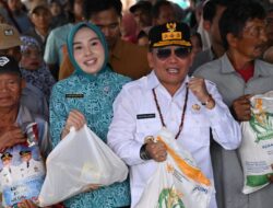 Jelang Nataru, Gubernur Agustiar Buka Pasar Murah dan Gratiskan Sembako di Kobar