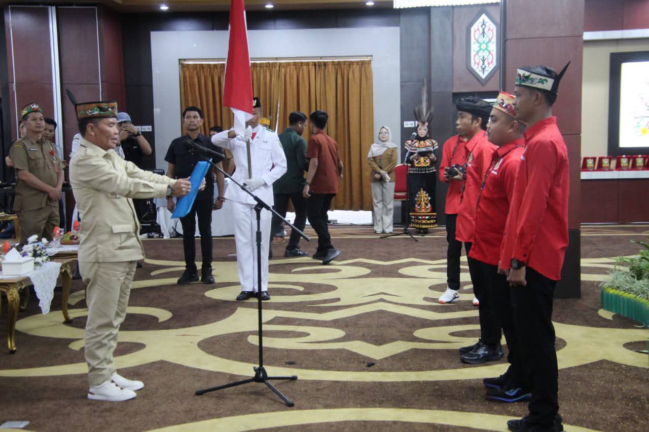 Gubernur Kalimantan Tengah Agustiar Sabran mengukuhkan Dewan Pengurus Pusat (DPP) Perkumpulan Pemuda Dayak (Perpedayak) Pasukan Lawung Bahandang masa bakti 2025–2030
