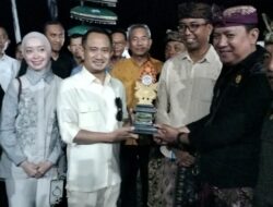 Tarian Dayak Kalteng Berpadu dengan Kecak di Panggung Budaya Pantai Melasti Bali