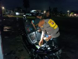 Saat Kota Terlelap, Lampu Biru Polisi Menjaga Jalan A. Yani