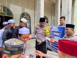 Peduli melalui Jumat Berkah, Polres Seruyan Bagikan Bingkisan ke Jamaah Masjid