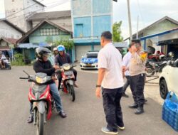 KABAG LOG DAN KBO SATRESNARKOBA POLRES SERUYAN BAGIKAN TAKJIL DI DERMAGA SATPOLAIRUD
