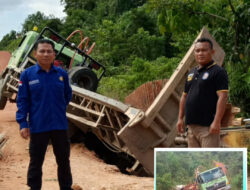Truk Pengangkut Ekskavator Terguling di Jembatan Sei Pakon, Satu Orang Alami Patah Kaki