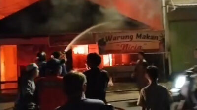 Satu Rumah di Kuala Pembuang Ludes  dilahap sijago merah, Damkar Sempat Kesulitan Jinakkan Api di Permukiman Padat