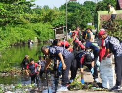 Peduli Kebersihan, Anggota Kodim 1016/Plk Laksanakan Karya Bakti Pembersihan Parit