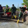 Peduli dengan Warga Setempat, Babinsa Kodim 1016/Plk Laksanakan Gotong Royong