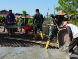 Peduli dengan Warga Setempat, Babinsa Kodim 1016/Palangka Raya Laksanakan Gotong Royong