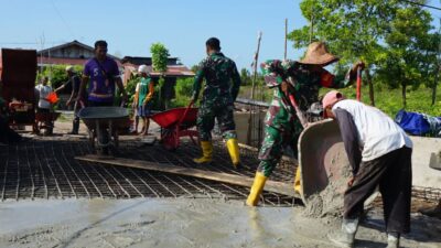 Peduli dengan Warga Setempat, Babinsa Kodim 1016/Plk Laksanakan Gotong Royong