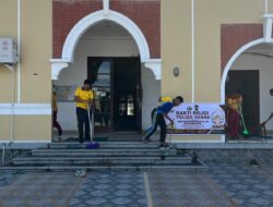 Sambut Hari Bhayangkara Ke-80, Personel Polsek Hanau Kompak Bersihkan Masjid Besar Nur Mastiyah