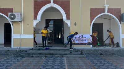 Sambut Hari Bhayangkara Ke-80, Personel Polsek Hanau Kompak Bersihkan Masjid Besar Nur Mastiyah
