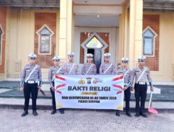 SATLANTAS POLRES SERUYAN GELAR BAKTI RELIGI HUT BHAYANGKARA KE-80, BERSIHKAN TIGA TEMPAT IBADAH