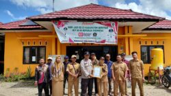 BHABINKAMTIBMAS POLRES SERUYAN SERAHKAN PIAGAM PENGHARGAAN JUARA I LOMBA 3 PILAR KEPADA DESA HALIMAUNG JAYA