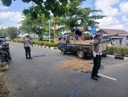 RESPONS CEPAT POLRES SERUYAN TANGANI TUMPAHAN MINYAK DI JALAN, CEGAH KECELAKAAN LALU LINTAS