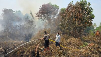 Karhutla di Langkai Permai Meluas, Polsek Pahandut Bersama Warga Lakukan Pemadaman