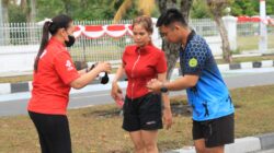 Peduli Kesehatan Warga, Apotek Alkes dan Bemka Kalteng Bagikan Masker di Palangka Raya