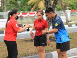 Peduli Kesehatan Warga, Apotek Alkes dan Bemka Kalteng Bagikan Masker di Palangka Raya
