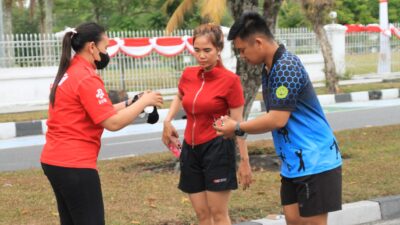 Peduli Kesehatan Warga, Apotek Alkes dan Bemka Kalteng Bagikan Masker di Palangka Raya