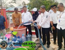 Kemarau Melanda, Bupati Seruyan Ahmad Selanorwanda Turun Langsung Salurkan Air Bersih ke Warga