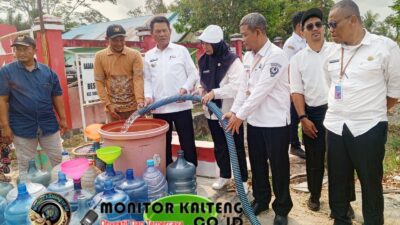 Kemarau Melanda, Bupati Seruyan Ahmad Selanorwanda Turun Langsung Salurkan Air Bersih ke Warga