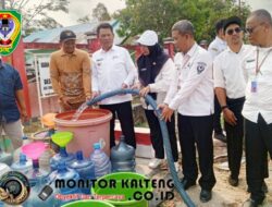 Kemarau Melanda, Bupati Seruyan Ahmad Selanorwanda Turun Langsung Salurkan Air Bersih ke Warga