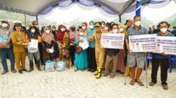 Gubernur Agustiar Serahkan Bantuan kepada Warga Terdampak Karhutla di Petuk Katimpun