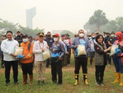 Gubernur Kalteng Serahkan Bantuan Pangan untuk 324 Relawan Penanganan Karhutla