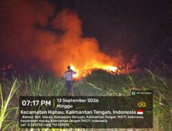 CEGAH API MENDEKATI PERMUKIMAN, POLSEK HANAU BERSAMA TIM GABUNGAN PADAMKAN KARHUTLA