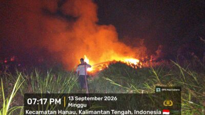 CEGAH API MENDEKATI PERMUKIMAN, POLSEK HANAU BERSAMA TIM GABUNGAN PADAMKAN KARHUTLA