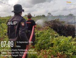 PERSONEL GABUNGAN SATGAS KARHUTLA PADAMKAN API DI LAHAN GAMBUT SUNGAI BAKAU