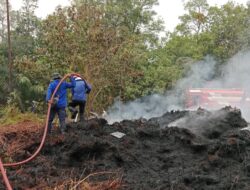 TEKAN RISIKO API MELUAS, POLSEK HANAU DAN TIM GABUNGAN PADAMKAN TITIK API DI KM 147