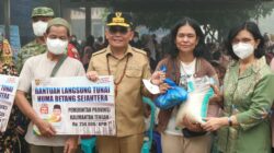 Gubernur Agustiar Sabran Salurkan Bantuan Pangan dan BLT KHBS untuk Warga Tanjung Pinang