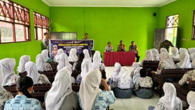 TANAMKAN DISIPLIN BERLALU LINTAS SEJAK SEKOLAH, SATLANTAS POLRES SERUYAN EDUKASI SISWA SMKN 1 KUALA PEMBUANG