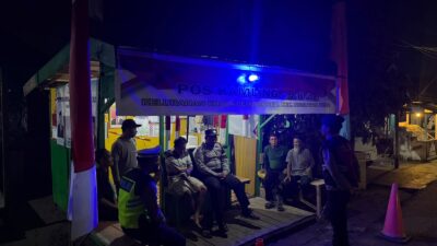 PATROLI MALAM DI CAFE BERANDA DAN POS KAMLING, POLRES SERUYAN PERKUAT KOMUNIKASI DENGAN WARGA