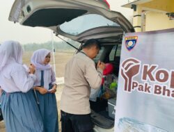 NGOPI SAMBIL JAGA KAMTIBMAS, PAK BHABIN DEKATI PARA REMAJA
