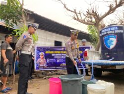PEDULI DAMPAK KEMARAU, SATLANTAS POLRES SERUYAN SALURKAN AIR BERSIH UNTUK WARGA SUNGAI UNDANG